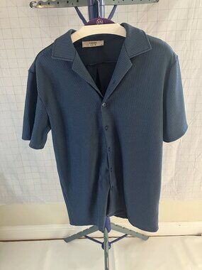 Cove Blue Short-Sleeve Button-Up Shirt With Ribbed Texture Size M 95% Polyester